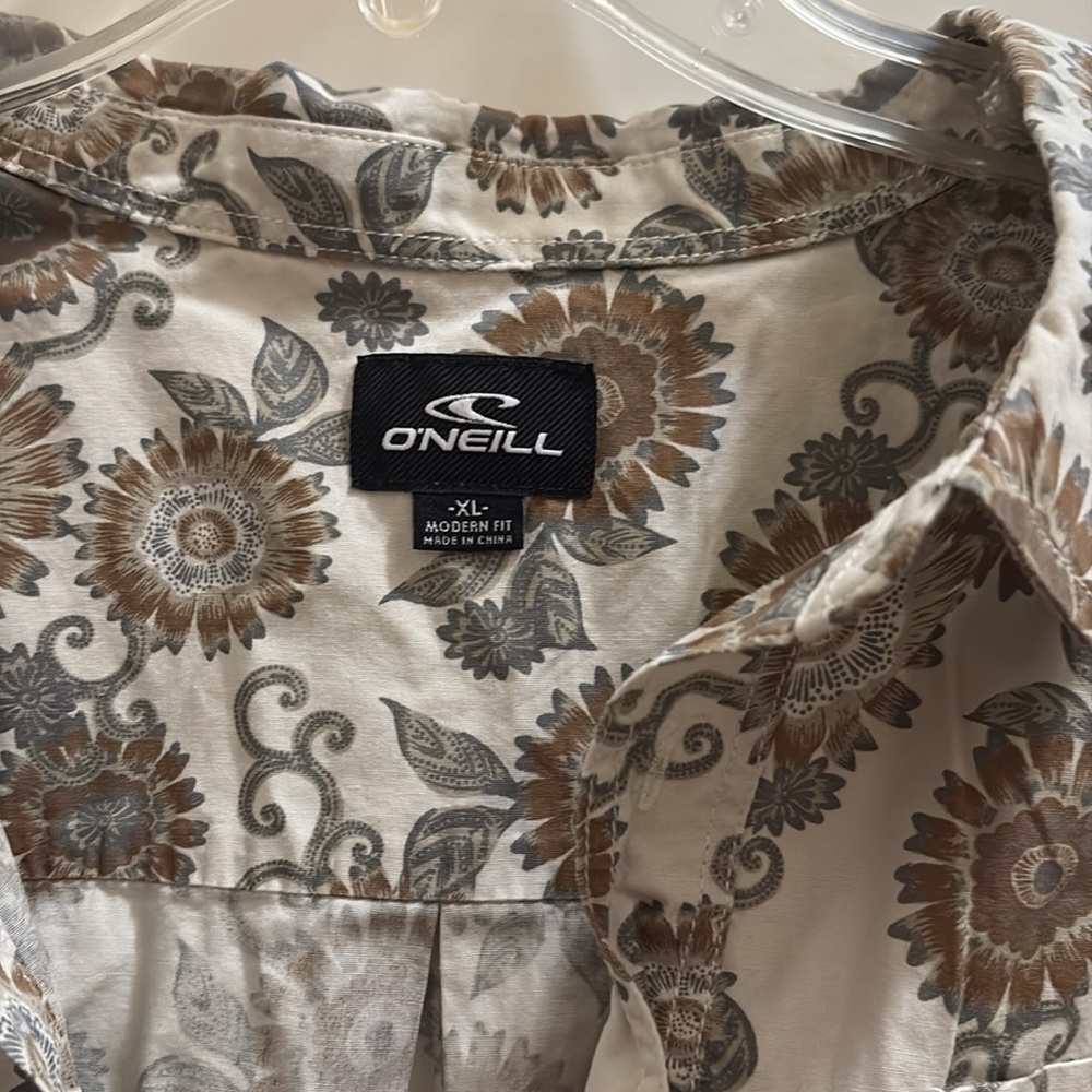 O'Neill Modern Fit Men's Brown and Cream Floral Button Down Shirt size XL - Picture 2 of 3